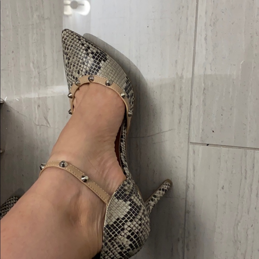 Snake pump shoes